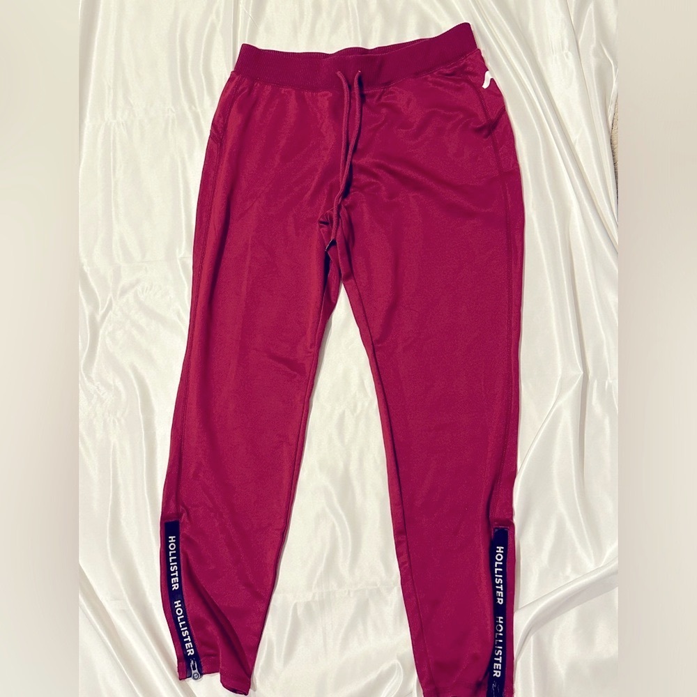 Hollister jogger pants in wine red